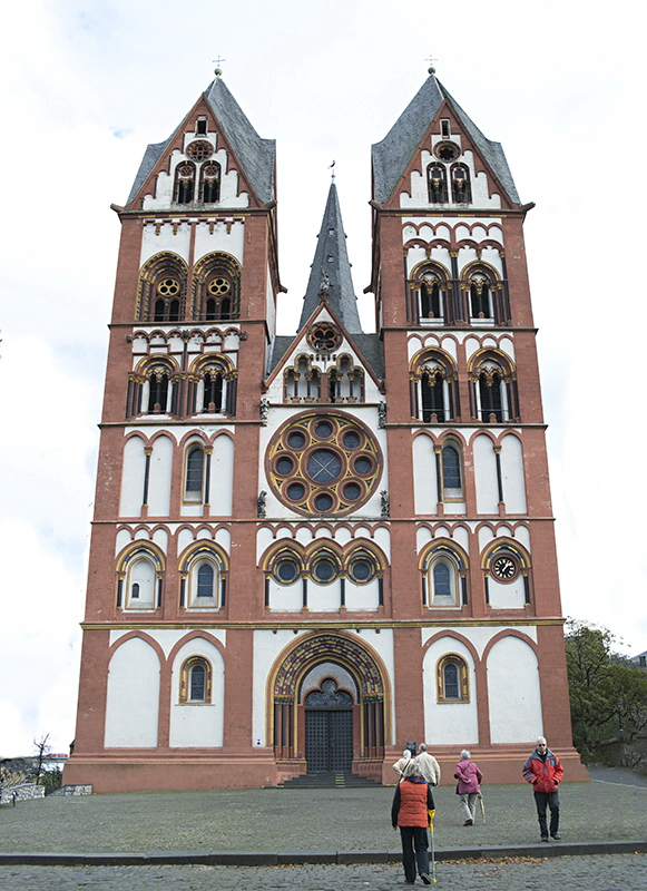 Lahntal SAM_5080 Kopie.jpg - Der LImburger Dom in voller Pracht. Leider konnte Anke durch Ihr kaputtes Sprunggelenk nicht richtig laufen und musste sich mit der Krücke abstützen.